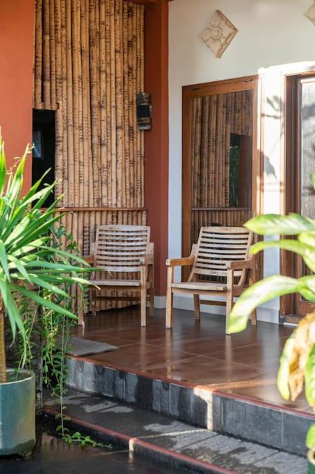 Villa Kenanga In Meninting By The Beach Mataram Exterior photo