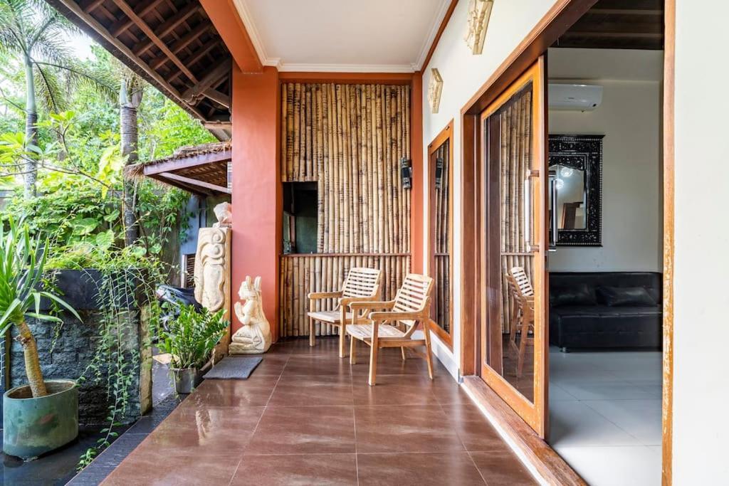 Villa Kenanga In Meninting By The Beach Mataram Exterior photo