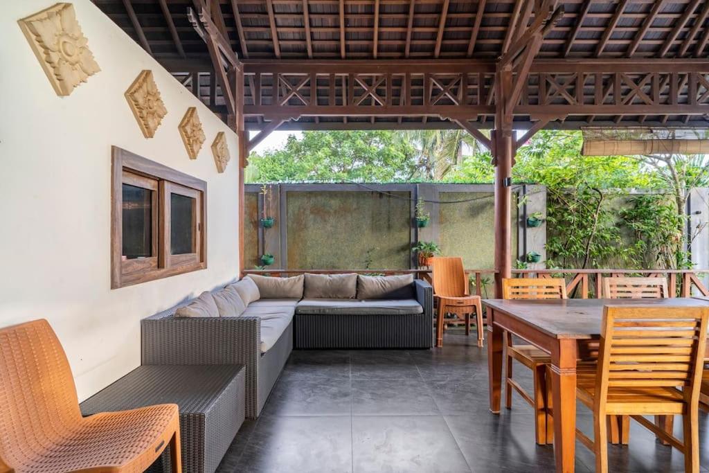Villa Kenanga In Meninting By The Beach Mataram Exterior photo