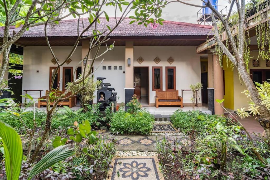 Villa Kenanga In Meninting By The Beach Mataram Exterior photo